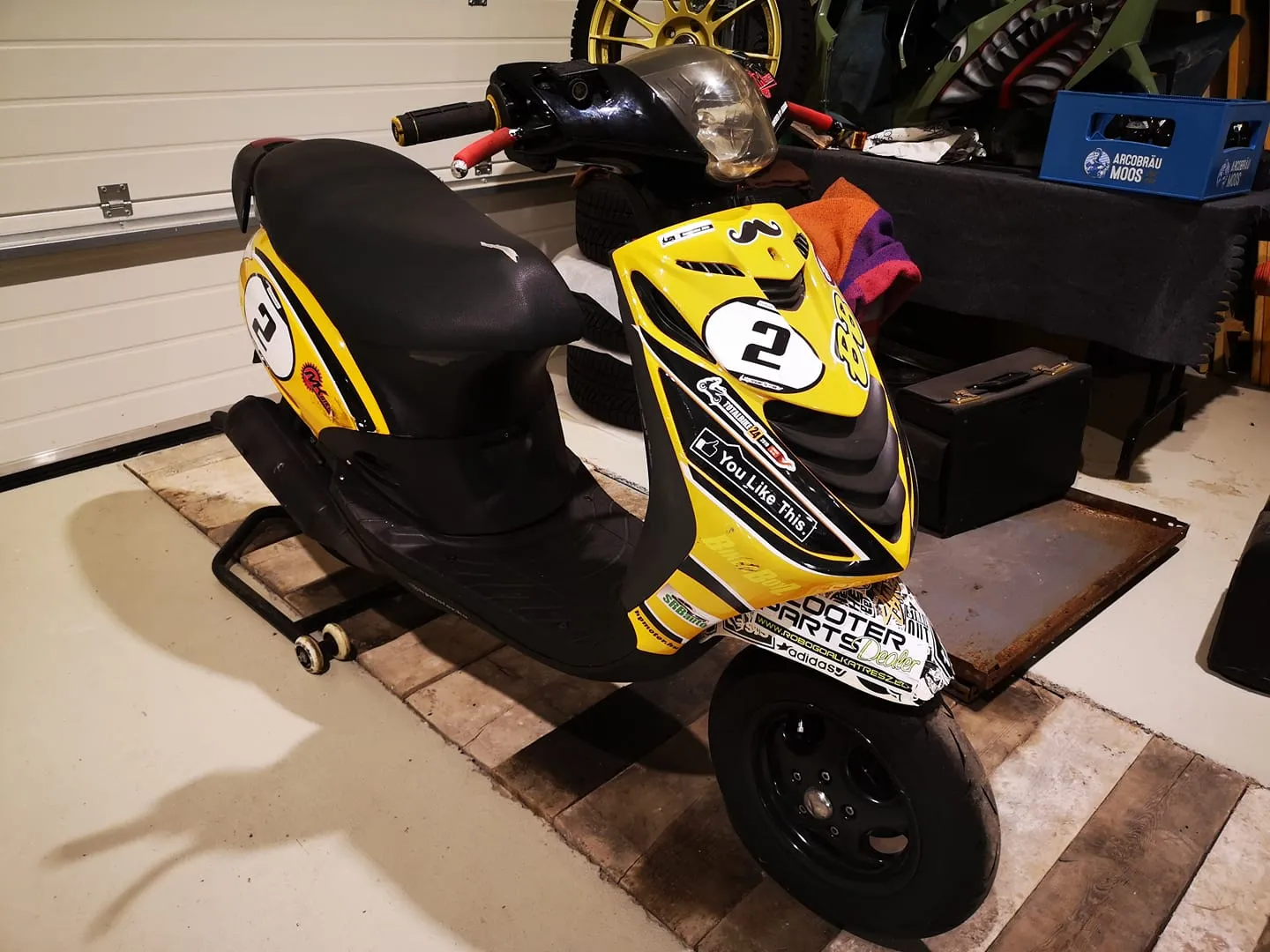 A sárga versenyrobogó