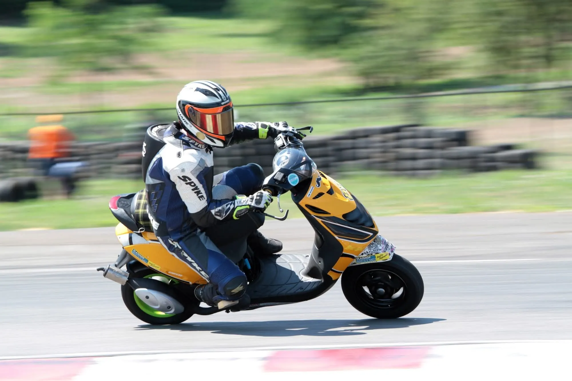 Versenyző a pályán