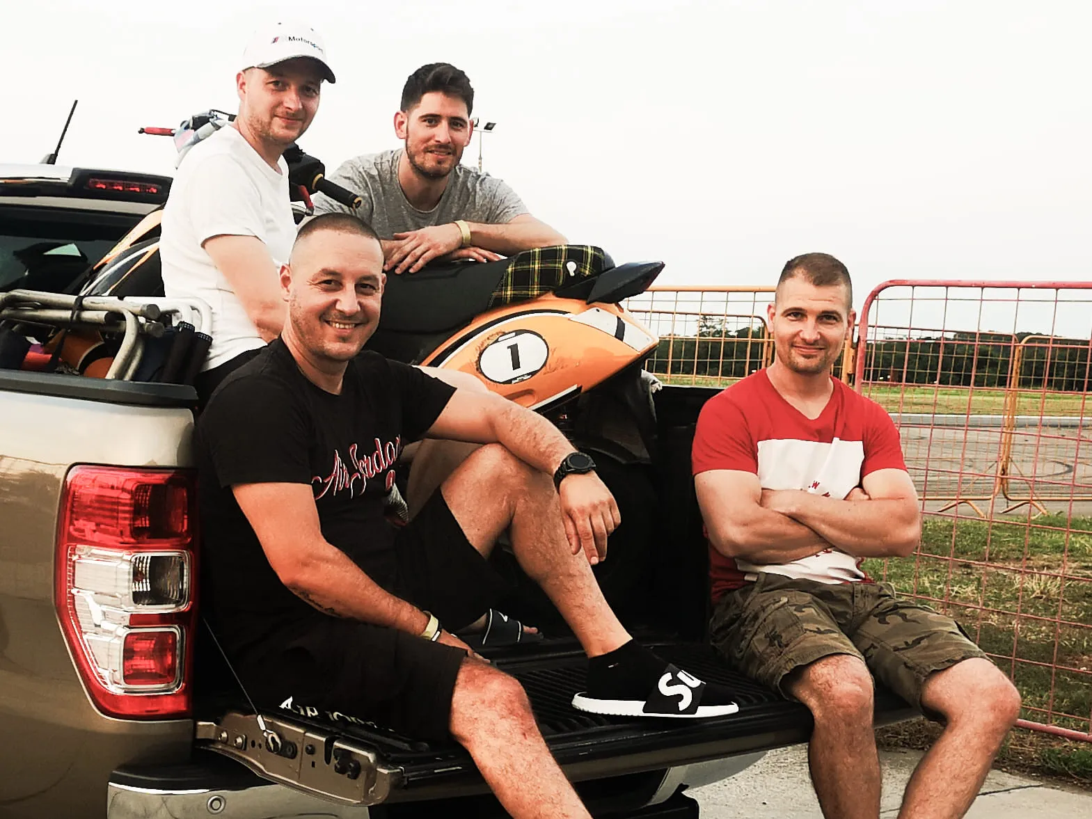 A csapat a versenypályán