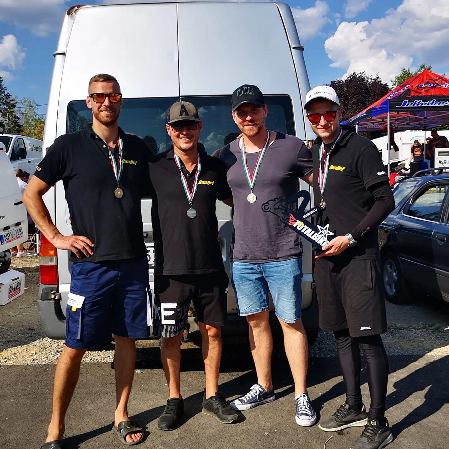 A bolondok összegyűltek